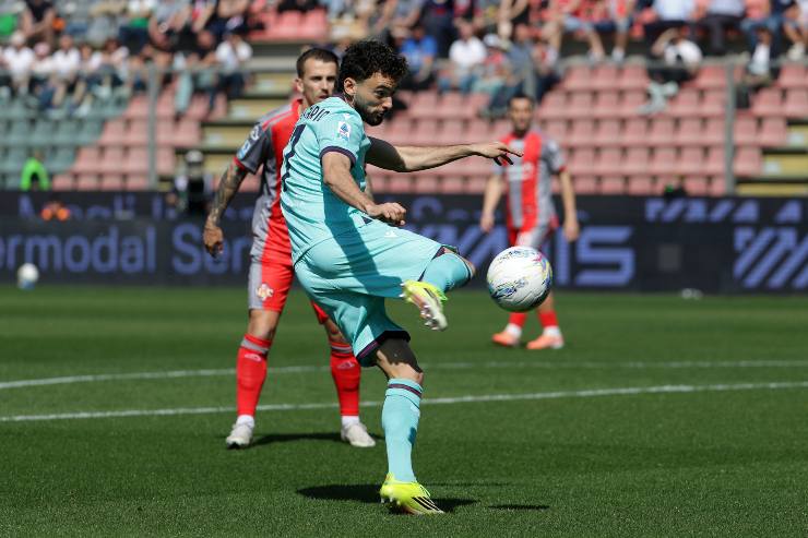 Joao Mario con la maglia del Bologna colpisce il pallone al volo