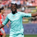 Jonathan Rowe con la maglia del Bologna che esulta per un gol