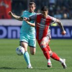 Remo Freuler e Martin Payero in contrasto