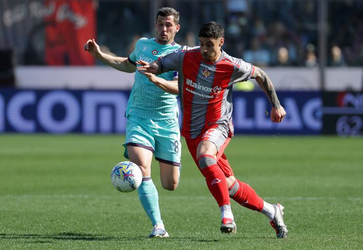 Remo Freuler e Martin Payero in contrasto