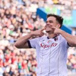 Thijs Dallinga con la maglia del Bologna esulta per un gol