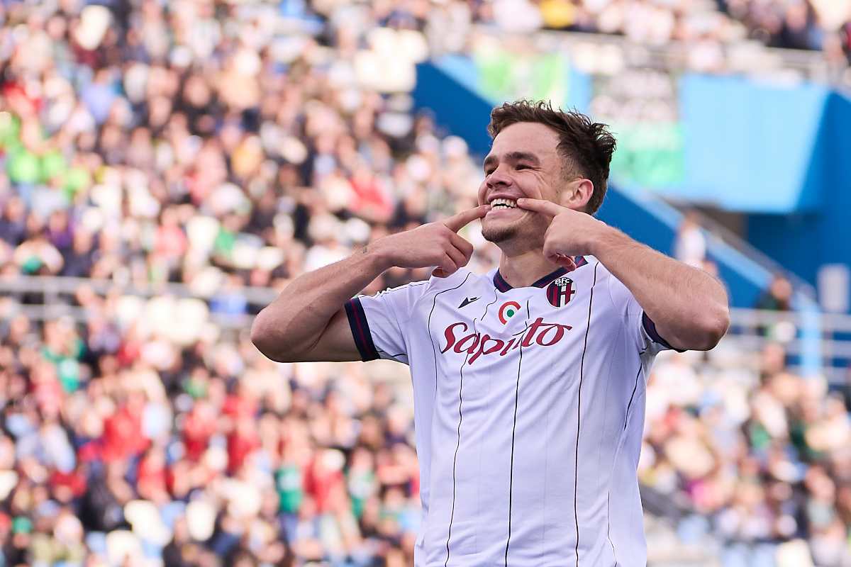 Thijs Dallinga con la maglia del Bologna esulta per un gol